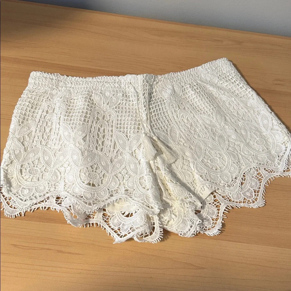 Express cream color crochet shorts size small brand new - Picture 2 of 4